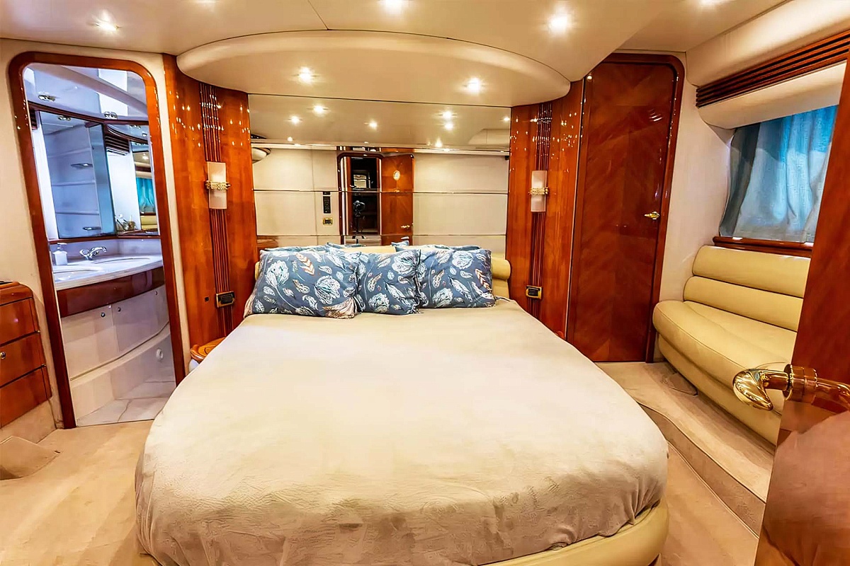Аренда моторной яхты Azimut 68 В Москве